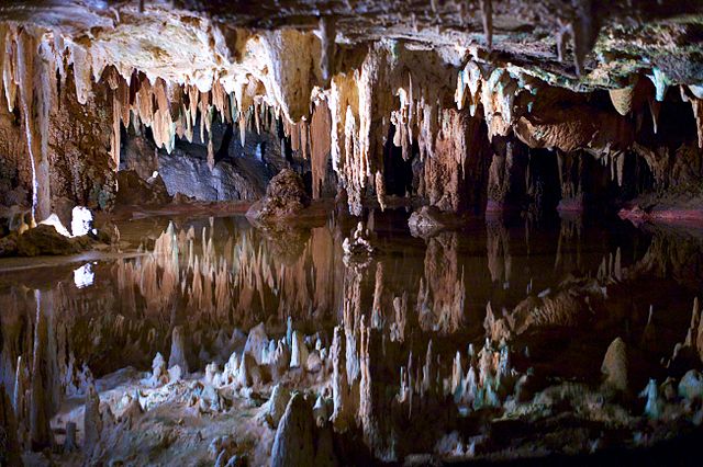 640px-Dream_Lake_at_Luray_Caverns_3
